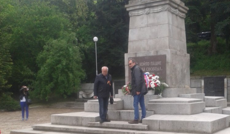 БСП-Благоевград поднесе венци на Братската могила в града, в памет на загиналите в антифашистките борби